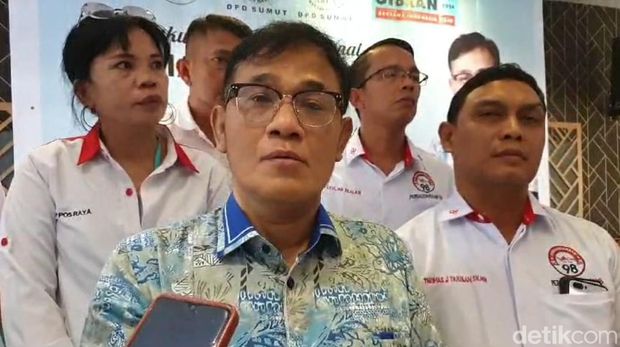Wakil Ketua Dewan Pakar Tim Kampanye Nasional (TKN) Prabowo-Gibran, Budiman Sudjatmiko saat diwawancarai di Jalan HM Said, Kota Medan. (Goklas Wisely/detikSumut)