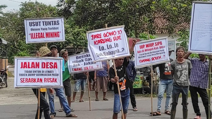 Warga di Kediri demo tolak truk pasir melintasi jalan desa
