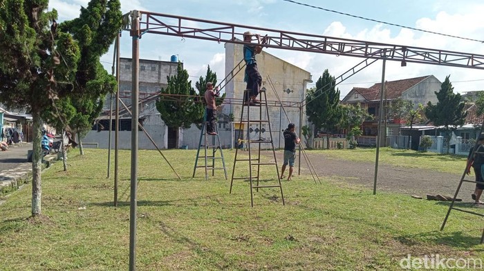 Warga Kelurahan Sirnagalih Kecamatan Indihiang Kota Tasikmalaya mulai mendirikan tenda untuk TPS Pemilu 2024, Rabu (7/2/2024).