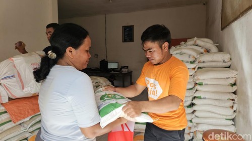 Warga Klungkung menerima bantuan beras gratis di Kantor Pos Semarapura, Rabu (7/2/2024). (Putu Krista/detikBali)