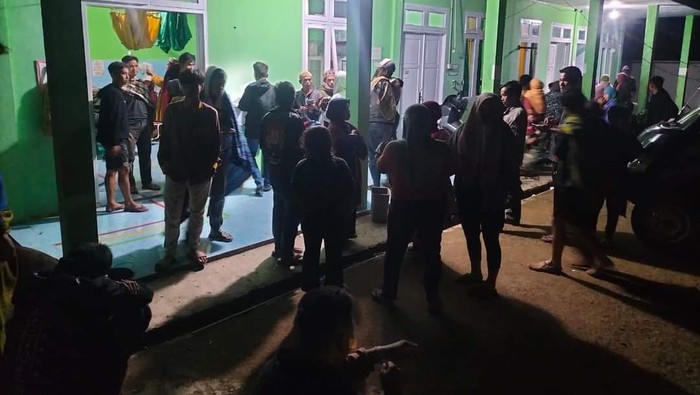 Warga Merangin, Jambi, dilarikan ke puskesmas diduga keracunan usai mengonsumsi ikan tongkol.