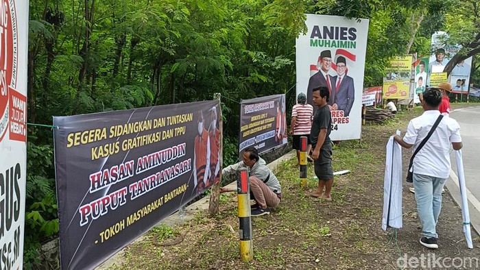 Warga Probolinggo pasang banner dukungan agar KPK tuntaskan kasus korupsi eks Bupati.