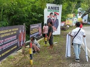 Warga Pasang Banner Dukung KPK Tuntaskan Korupsi Eks Bupati Probolinggo