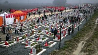 Orang-orang mengunjungi pemakaman orang-orang yang tewas akibat gempa tahun lalu di Hatay, Turki, Selasa (6/2/2024). (AP Photo/Metin Yoksu) 