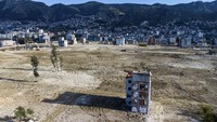Satu tahun setelah gempa dahsyat yang membuat tiga juta orang terpaksa meninggalkan rumah mereka di Turki dan Suriah, ratusan ribu orang masih hidup di kontainer-kontainer yang menjadi rumah sementara mereka. (AP Photo/Metin Yoksu) 