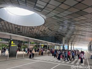 Saat Bandara Dhoho Kediri Jadi Wisata Dadakan Ribuan Warga