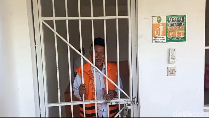 Zainal Arifin (72) dipenjarakan anak kandungnya sendiri di Kota Tegal. Foto diunggah Rabu (7/2/2024).