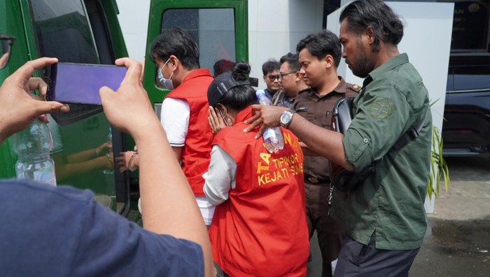 3 Oknum ASN jalani tahap II penyerahan tersangka di Kejari Palembang.