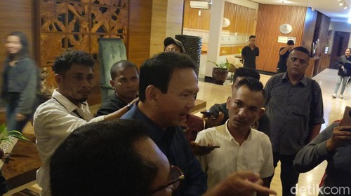 Ahok saat memberikan keterangan pers di sela-sela pertemuannya bersama Alam Ganjar di Situs Hotel Kupang.