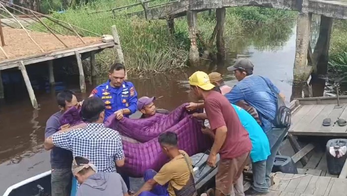 Aksi Bripka Apriando membantu warga sakit (Dok Polres Inhil)