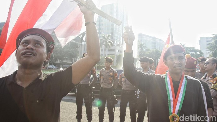 Aksi Mahasiswa Selamatkan Demokrasi Sejumlah mahasiswa dari Perhimpunan Mahasiswa Katolik Republik IndonesiaΒ (PMKRI)Β melakukan aksi selamatkan demokrasi di kawasan Patung Kuda Arjuna Wiwaha, Jl Medan Merdeka Barat, Jakarta, Kamis, (8/2/2024).