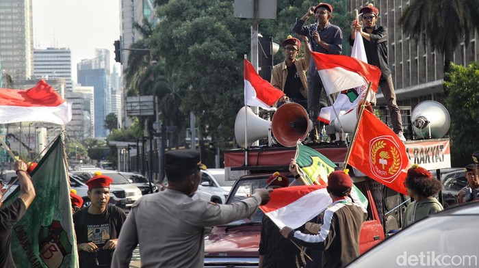 Aksi Mahasiswa Selamatkan Demokrasi Sejumlah mahasiswa dari Perhimpunan Mahasiswa Katolik Republik IndonesiaΒ (PMKRI)Β melakukan aksi selamatkan demokrasi di kawasan Patung Kuda Arjuna Wiwaha, Jl Medan Merdeka Barat, Jakarta, Kamis, (8/2/2024).