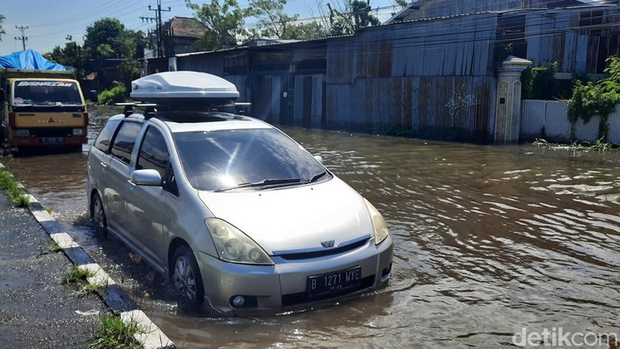 Kondisi kemacetan di Pantura Kudus menuju Demak, Kamis (8/2/2024).