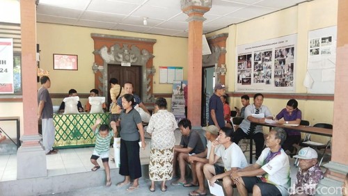 Pembagian beras gratis yang dilaksanakan di Kantor Pos Semarapura Klungkung, Rabu (7/2/2024). (Foto : Putu Krista/ detikBali).