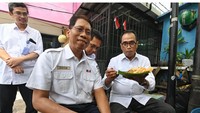 Budi Karya menemukan tempat makan gado-gado enak dekat Stasiun Gondangdia. Gado-gado itu dinikmatinya bersama lontong dan rasa yang pedas. Enak banget! ujarnya. Foto: Instagram @budikaryas