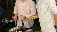 Kunjungan ke IKN beberapa waktu lalu juga berbagi momen kuliner yang seru. Turut hadir beberapa orang Menteri dan Presiden Jokowi. Momen makan malam dengan menu mie goreng dan nasi goreng juga meriah, karena dimasak langsung oleh chef Arnold Poernomo. Foto: Instagram @budikaryas