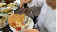 Tugasnya menjadi Menhub dilakukannya dengan baik. Di sela-sela kunjungannya ke berbagai daerah tak luput membagikan momen kuliner. Salah satunya tampak pada momennya menikmati sarapan di Kopi Klotok. Foto: Instagram @budikaryas