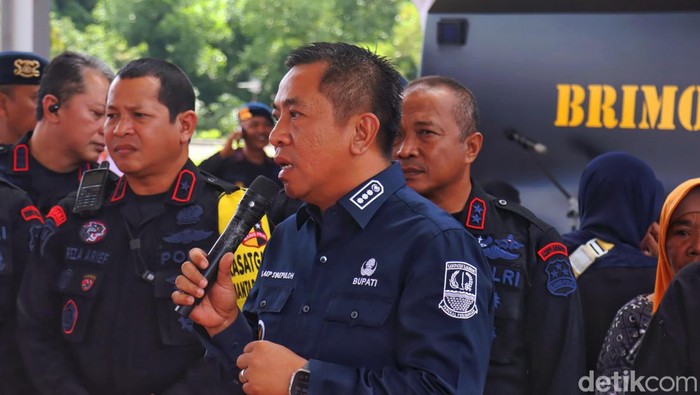 Bupati Karawang Aep Syaepuloh saat kegiatan di markas Brimob Karawang, Kamis (8/2/2024).
