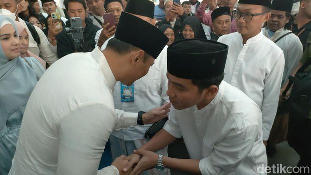 Cawapres nomor urut 02 Gibran Rakabuming Raka bersama Agus Harimurti Yudhoyono (AHY) menghadiri pengajian Isra Mi'raj di Edutorium UMS, Kamis (8/2/2024).