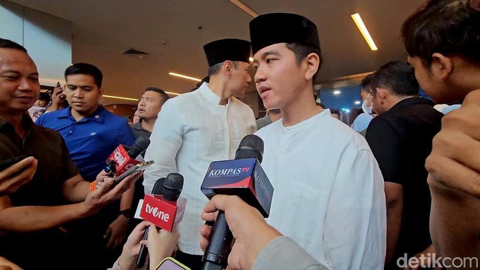 Cawapres Nomor urut 02, Gibran Rakabuming Raka ditemui usai pengajian Isra Miraj, UMS Solo, Kamis (8/2/2024).