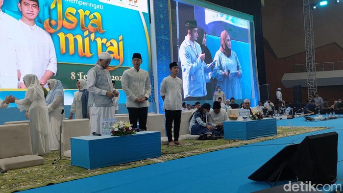 Cawapres nomor urut 02 Gibran Rakabuming Raka menghadiri pengajian Isra Miraj di Edutorium UMS, Kamis (8/2/2024).