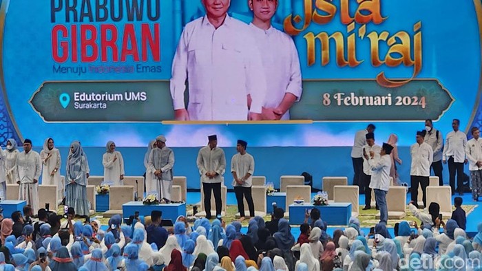Cawapres nomor urut 2 Gibran Rakabuming Raka menghadiri acara peringatan Isra Mikraj di Edutorium Universitas Muhammadiyah Surakarta (UMS). Khofifah dan AHY turut hadir (Adrial A/detikcom)