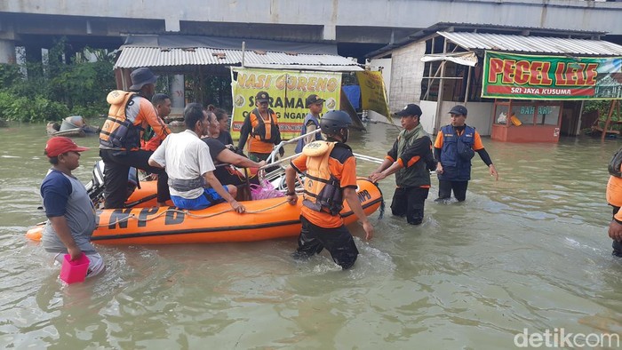 Warga terdampak banjir dievakuasi petugas di Kecamatan Karanganyar Demak, Kamis (8/2/2024).