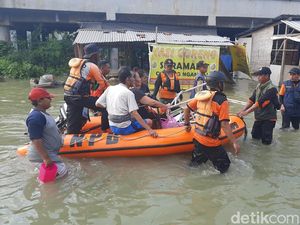 Banjir di Karanganyar Demak Capai 2 Meter, Lansia dan Anak-anak Dievakuasi