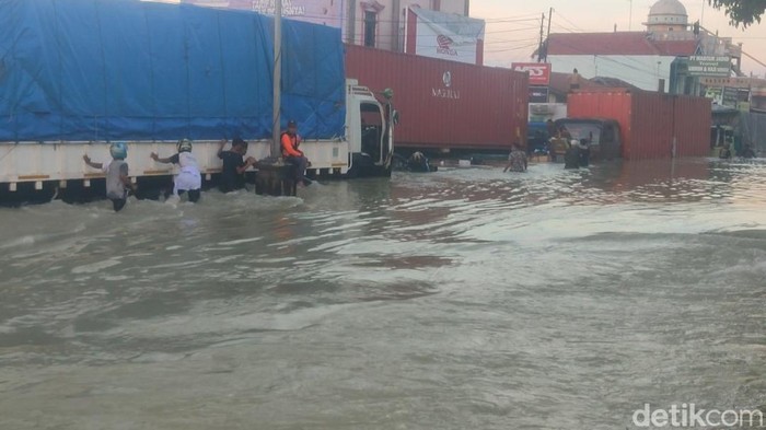 Jalan Pantura Desa Karanganyar, Karanganyar, Demak lumpuh total. Kendaraan mengular di jalur Demak ke Kudus, Kamis (8/2/2024).