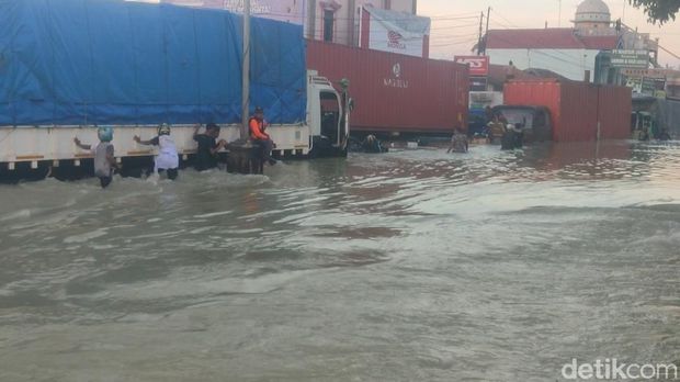 Jalan Pantura Desa Karanganyar, Karanganyar, Demak lumpuh total. Kendaraan mengular di jalur Demak ke Kudus, Kamis (8/2/2024).