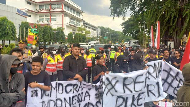 Suasana unjuk rasa di depan Balai Kota Solo, Kamis (8/2/2024).