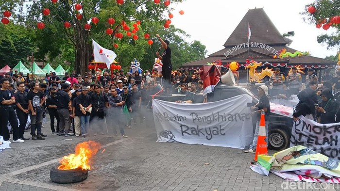 Suasana unjuk rasa di depan Balai Kota Solo, Kamis (8/2/2024).