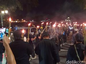 Resah Demokrasi Saat Ini, Eks Aktivis 98 Jalan Mundur ke Gedung Agung Jogja