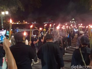 Resah Demokrasi Saat Ini, Eks Aktivis 98 Jalan Mundur ke Gedung Agung Jogja