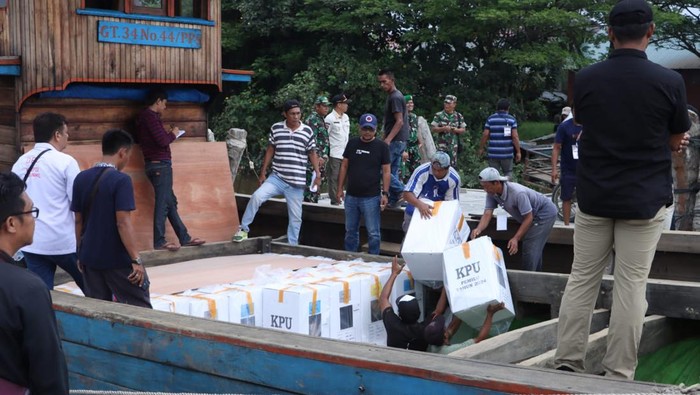 Distribusi logistik pemilu dikawal personel Polres Inhil. (Dok Polres Inhil)