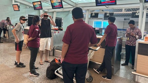Dua WN Australia berinisial TJM (46) dan putranya berinisial JAM (15) dideportasi dari Bali, Rabu (7/2/2024). (Foto: Humas Kanwilkumham Bali)