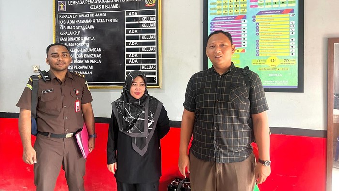 Efda Yeni (tengah) merupakan DPO penggelapan uang perusahaan ditangkap Kejati Jambi.