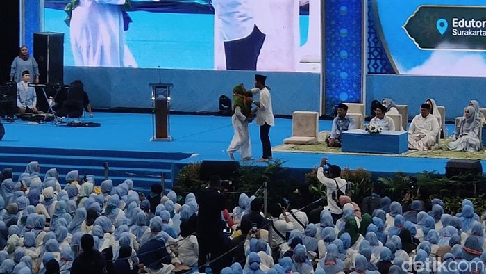 Emak-emak peluk Gibran di atas panggung (Adrial/detikcom)