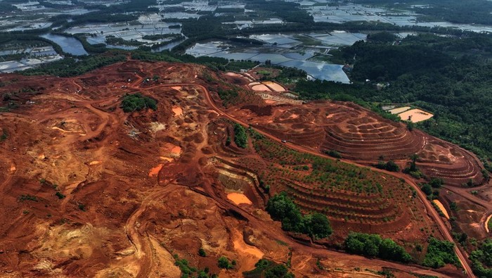Foto udara areal pasca tambang nikel yang sebagian telah di reklamasi di Kecamatan Motui, Konawe Utara, Sulawesi Tenggara, Kamis (8/2/2024). Pasca diundangkannya Undang-Undang (UU) Nomor 3/ 2020, pengelolaan sektor pertambangan mineral dan batu bara (minerba) memasuki era baru salah satunya pengusaha wajib melakukan reklamasi pasca-tambang. ANTARA FOTO/Jojon/Spt.