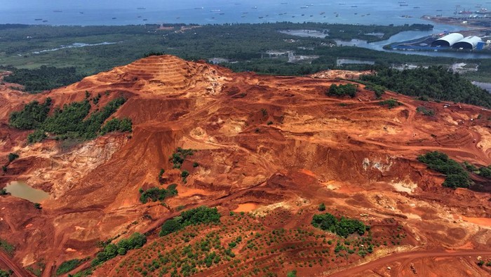 Foto udara areal pasca tambang nikel yang sebagian telah di reklamasi di Kecamatan Motui, Konawe Utara, Sulawesi Tenggara, Kamis (8/2/2024). Pasca diundangkannya Undang-Undang (UU) Nomor 3/ 2020, pengelolaan sektor pertambangan mineral dan batu bara (minerba) memasuki era baru salah satunya pengusaha wajib melakukan reklamasi pasca-tambang. ANTARA FOTO/Jojon/Spt.