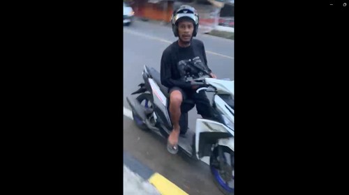 Foto: Tangkapan layar pria pamer alat kemaluan Jalan Jenderal Ahmad Yani, Kota Maumere, Kabupaten Sikka.