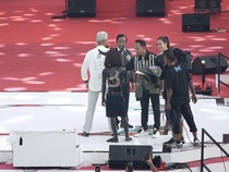 Momen Relawan Tulis Harapan di Punggung Ganjar Saat Kampanye di Banyuwangi