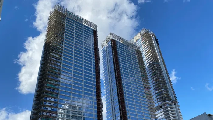 Gedung Oceanwide Plaza via Hyperallergic Gedung Oceanwide Plaza menjadi sasaran coretan grafiti