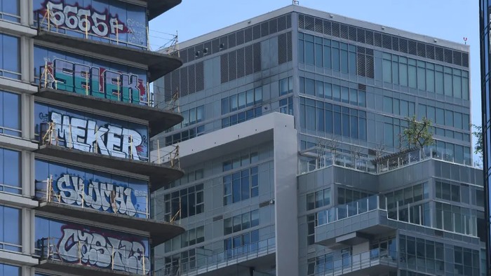 Gedung Oceanwide Plaza menjadi sasaran coretan grafiti