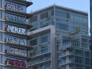 Grafiti Kuasai Gedung Pencakar Langit di Los Angeles