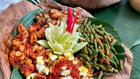 Ini adalah sambal raja atau pirik cabe. Berupa sambal khas kerajaan Kutai dengan bahan utama terong dan kacang panjang.