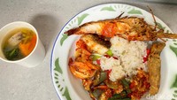 Aneka makanan rumahan khas kerajaan Kutai terbilang sulit ditemui, bahkan hampir punah. Namun ibu Yaya berkomitmen terus melestarikannya.