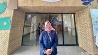 Ibu Yaya merupakan menantu dari almarhumah Hj. Ainun Jariah, pegiat kuliner Kutai. Beliau akrab disapa Acil Inun. Dulu ia membuka rumah makan Warung Selera Acil Inun yang khusus menyajikan masakan khas kerajaan Kutai.