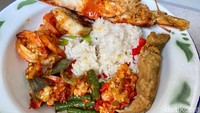 Ibu Yaya membawa beberapa hidangan khas kerajaan Kutai yang disajikan secara prasmanan. Makannya pakai piring kaleng supaya makin nikmat!