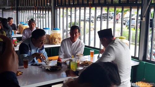 Gibran makan soto bareng AHY dan Gus MIftah (Adrial/detikcom)